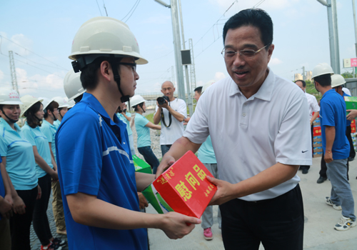 安徽省政协副主席,省总工会主席童怀伟到四公司工地慰问